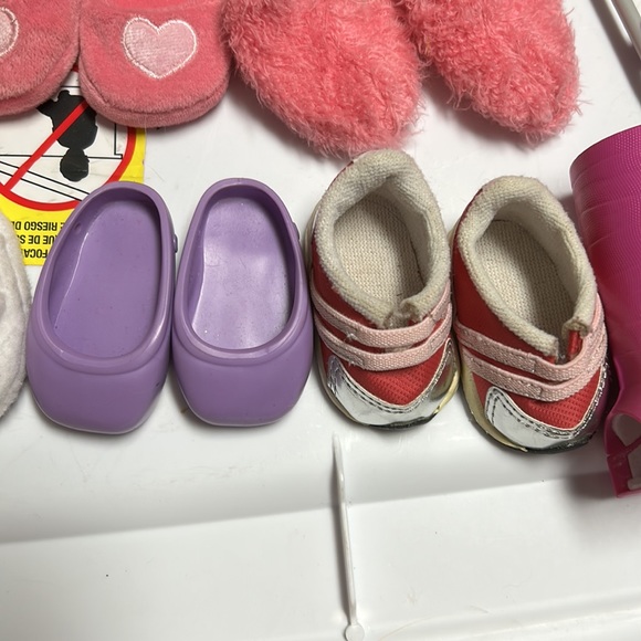 Doll shoes 13 pairs of shoes 1 pair of crutches and cast - Picture 5 of 6
